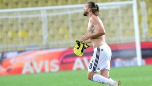 Formasını yere fırlatan Caner Erkin'e sosyal medyada tepki yağdı