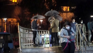 İstanbul'u sağanak yağış vurdu! Yollar göle döndü, araçlar yolda kaldı