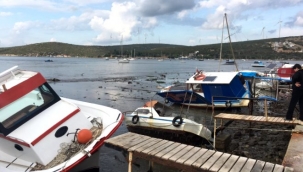 İzmir'de şiddetli deprem sonrası korkutan görüntü! Deniz çekildi, tekneler karaya oturdu