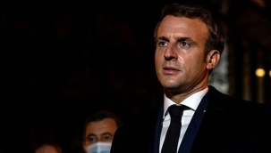 Macron'dan skandal provokasyon! Peygamberimize hakaret içeren karikatürler kamu binalarına yansıtıldı