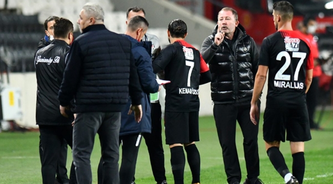Gaziantep-Beşiktaş maçında sinirler gerildi! Yedek kulübesi bir anda karıştı