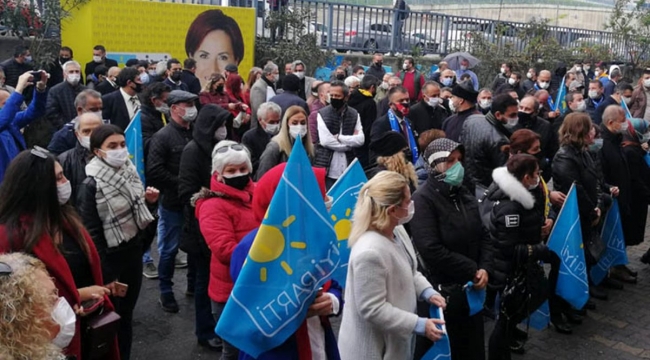 İstanbul İl Başkanlığı önünde toplanan İYİ Partililer, Buğra Kavuncu ve Bahadır Erdem'in istifasını istedi