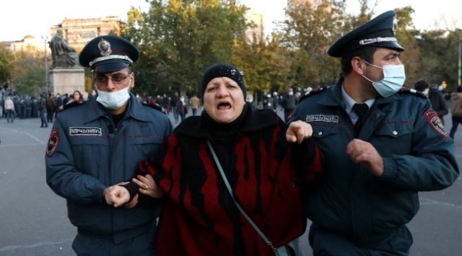 Teslim belgesini imzalayan Ermenistan'da başlayan Paşinyan karşıtı gösterilerde çok sayıda gözaltı