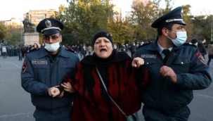 Teslim belgesini imzalayan Ermenistan'da başlayan Paşinyan karşıtı gösterilerde çok sayıda gözaltı