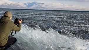 Antarktika değil Türkiye! Kasırgadan kırılan buz kütleleri sahile vurdu