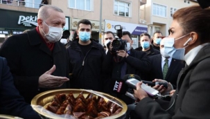Cumhurbaşkanı Erdoğan gazetecilere pestil ve köme ikram etti: Bunu yiyene korona gelmez