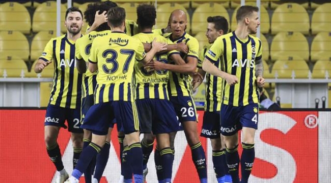 Fenerbahçe, evinde Başakşehir'i geriden gelerek 4-1 yendi