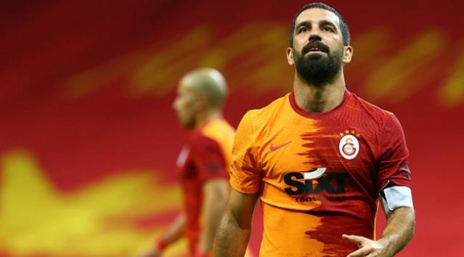 Galatasaray'ın kaptanı Arda Turan taraftarın "Emekli ol" çağrısına tepki gösterdi