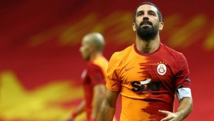 Galatasaray'ın kaptanı Arda Turan taraftarın "Emekli ol" çağrısına tepki gösterdi