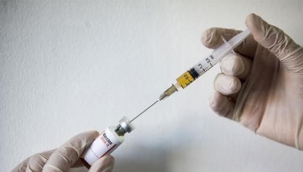 Korona aşısı olan sağlık çalışanında ilk defa 'ciddi bir alerjik reaksiyon' tespit edildi