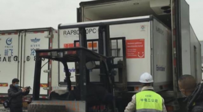 Türkiye'nin Çin'den sipariş ettiği CoronaVac aşılarının tırlara yüklenme anı ilk kez görüntülendi