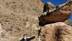 Çarığa benzeyen peribacası görenleri kendine hayran bırakıyor