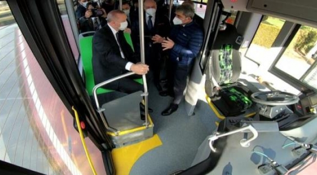 Cumhurbaşkanı Erdoğan, ilk elektrikli sürücüsüz otobüsü Külliye'nin bahçesinde test etti