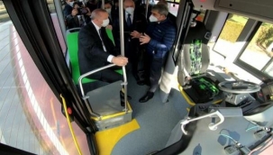 Cumhurbaşkanı Erdoğan, ilk elektrikli sürücüsüz otobüsü Külliye'nin bahçesinde test etti