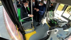 Cumhurbaşkanı Erdoğan, ilk elektrikli sürücüsüz otobüsü Külliye'nin bahçesinde test etti