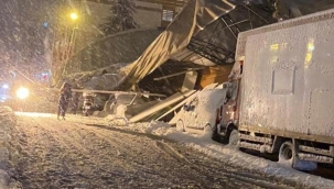 Eyüpsultan'da kar nedeniyle lisenin spor salonunun çadır çatısı çöktü