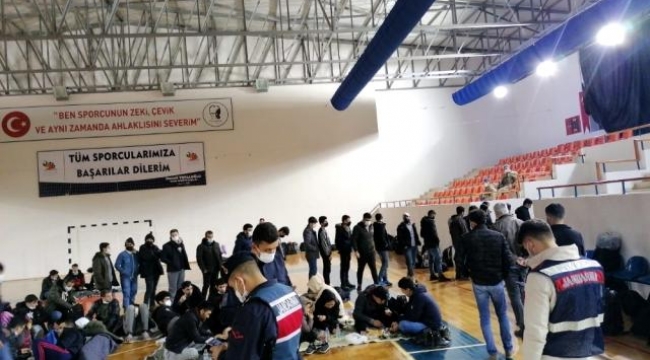 İstihbarat MİT'ten, operasyon Jandarma'dan! 175 düzensiz göçmen 11 organizatörle birlikte yakalandı