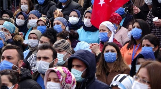 Kırmızı alarmın verildiği Trabzon'da sağlık çalışanları sosyal mesafeyi hiçe saydı