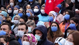 Kırmızı alarmın verildiği Trabzon'da sağlık çalışanları sosyal mesafeyi hiçe saydı