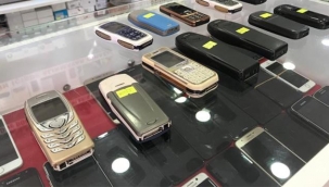 Önceden çöpe atılan tuşlu telefonlar şimdi yok satıyor