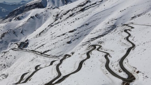 Yılan gibi kıvrılıyor! Doğu'nun zorlu geçidine giden yoldan geçmek yürek istiyor