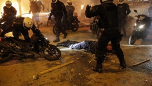  Atina'da sokaklar savaş alanına döndü, bir polis ağır yaralı
