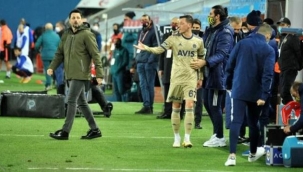 Trabzonspor maçında oyundan alınan Mesut Özil, saha kenarına geldiğinde Erol Bulut'un yüzüne bakmadı