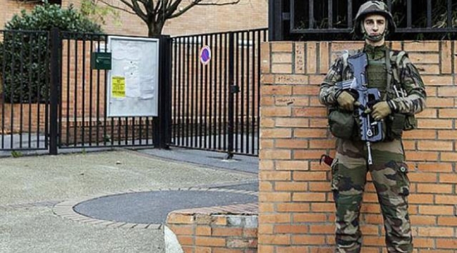 Fransa'da darbe çağrışımı yapan bildiriyi imzalayan askerlere yaptırım uygulanacak