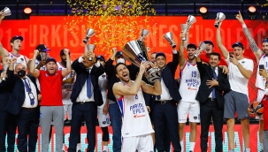Euroleague finalinde Anadolu Efes, Barcelona'yı 86-81 yenerek şampiyonluğa ulaştı