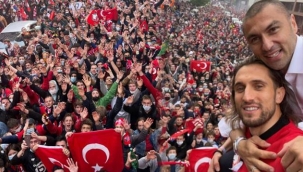 Lille taraftarları şampiyonluk kutlamalarında Türk bayrağı açarak Yusuf Yazıcı'nın klasikleşen gol sevincini yaptı