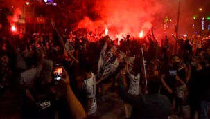 Maç bitti bayrağını kapan kendini dışarı attı! İşte il il şampiyonluk kutlamaları