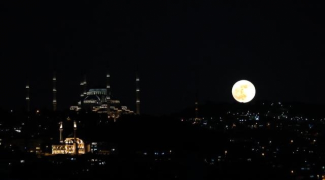 Süper Çiçek Kanlı Ay" Türkiye'nin çeşitli yerlerinden görüldü! Vatandaşlar hemen telefonuna sarıldı