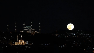 Süper Çiçek Kanlı Ay" Türkiye'nin çeşitli yerlerinden görüldü! Vatandaşlar hemen telefonuna sarıldı