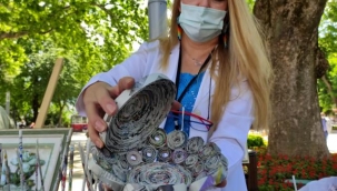 Çöpe atılacak gazeteden sepet yapıp, tanesini 100 liradan satıyorlar