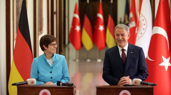 Hulusi Akar, Almanya Savunma Bakanı ile görüştü