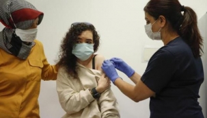 Sağlık Bakanı Koca, SGK kayıtlı tüm çalışanların yarından itibaren aşı randevusu alabileceğini açıkladı.