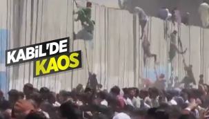 Afganlar Kabil Havalimanı'nın 4 metrelik duvarına tırmandı