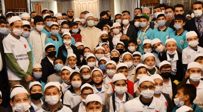 Diyanet İşleri Başkanı Ali Erbaş, sabah namazında gençlerle bir araya geldi