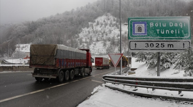 Bolu Tüneli'nde mahsur kalan vatandaşlar otobana çadır kurdu 