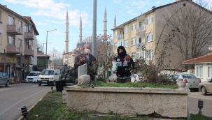 Edirne'de cadde üzerindeki mezarlar dikkat çekiyor 