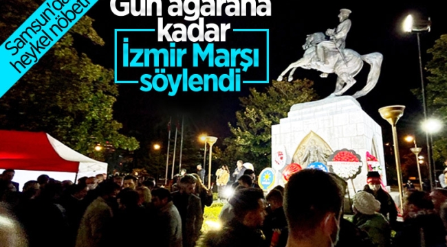 Atatürk heykelinin önünde İzmir Marşı söylenerek nöbet tutuldu 