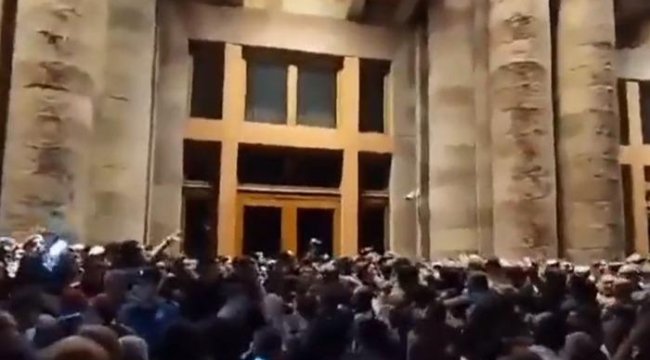 Ermenistan'da bir grup hükümet binası önünde toplandı! Arbede yaşandı