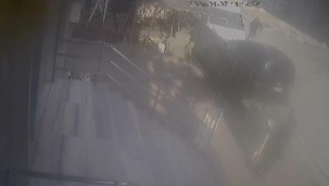 Aracını park ederken silahlı saldırıya uğradı! O anlar kameraya yansıdı