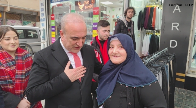 Başkan Ferhat Epözdemir, sıkmadık el girmedik gönül bırakmıyor