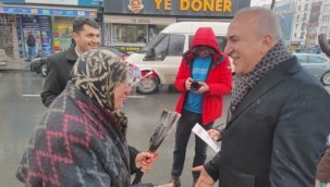 Epözdemir den 8 mart dünya kadınlar günü için karanfil dağıtımı