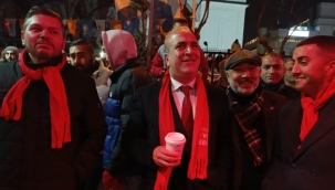 Sultangazi Çarşı grubu, meşale ve tezahüratlarla Epözdemir'i karşıladılar...