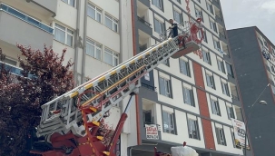 6 gündür haber alınamıyordu! Ekipler 4. kattaki eve balkondan girdi! Uyuduğu ortaya çıktı