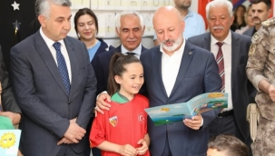 Ahmet Çolakbayrakdar öğrencilere karne dağıttı