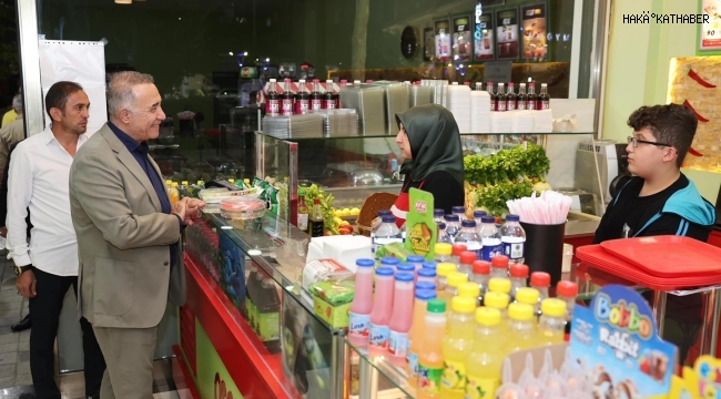başkan dursun esnaf ve vatandaşlara hizmetleri anlatıyor