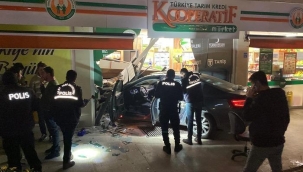 Kontrolden çıkan otomobil, kaldırımda yürüyenlere çarpıp markete daldı: 3 yaralı